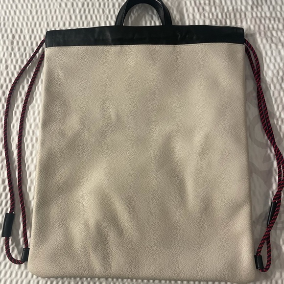 GUCCI Printed Logo Leather Backpack White - Picture 6 of 11